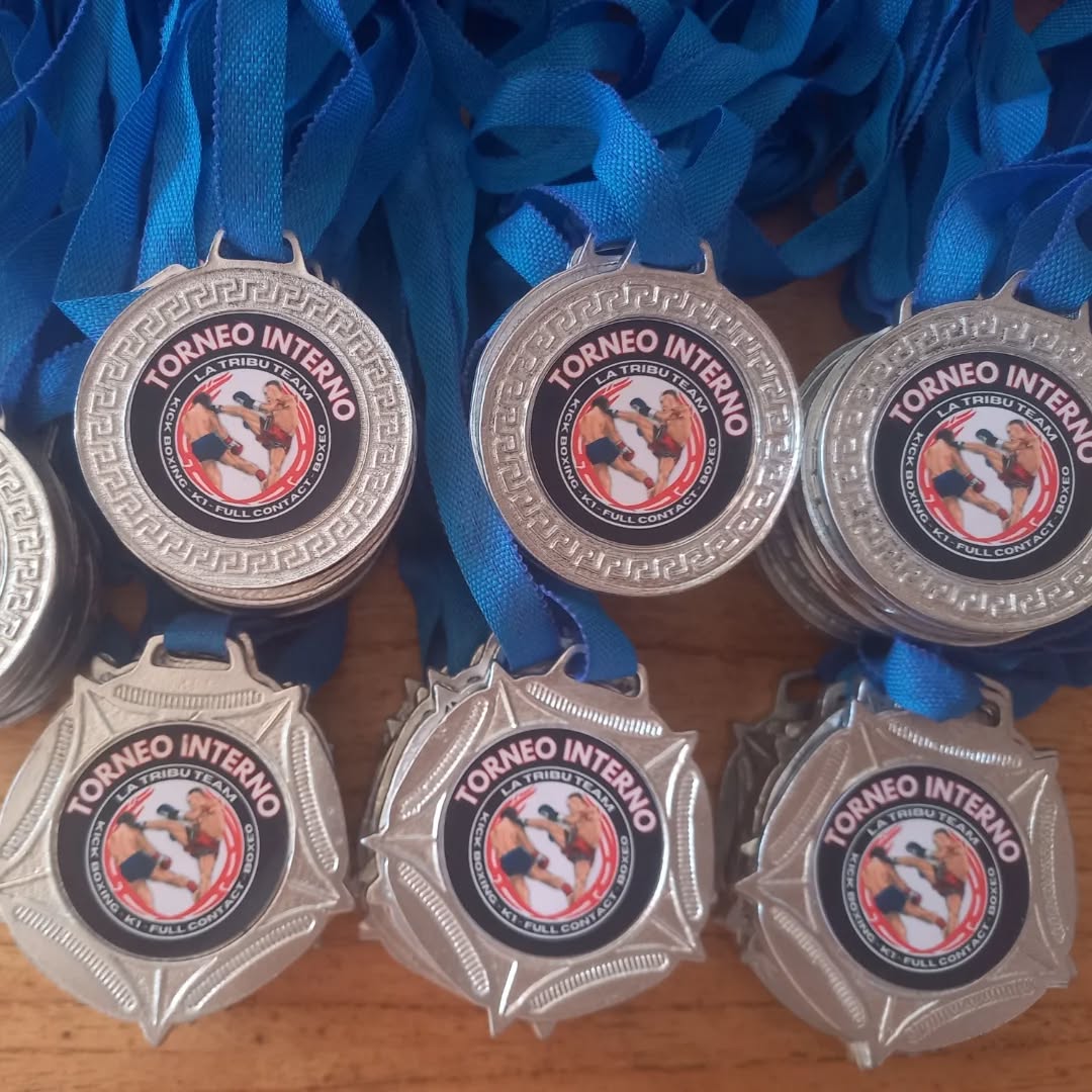  Medallas con cinta tricolor y emblema del club


