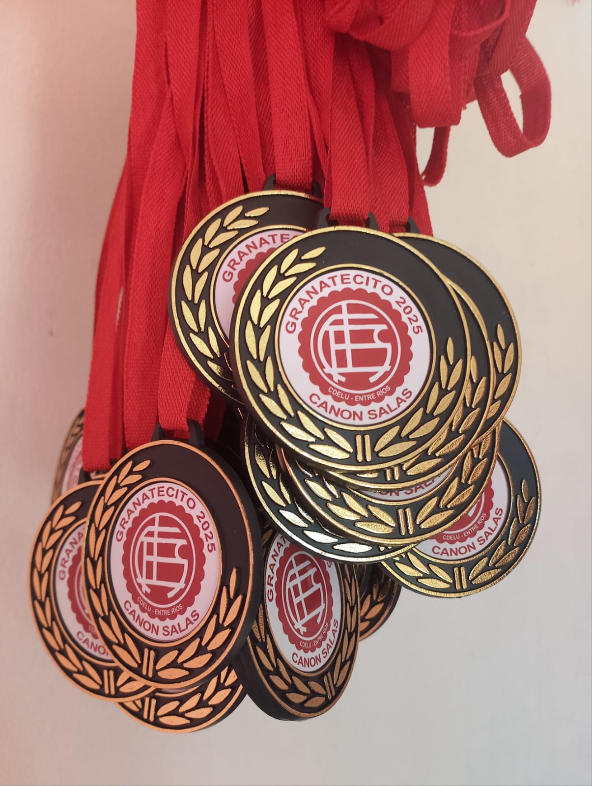 “Foto de medallas personalizadas en Concepción listos para entregar”