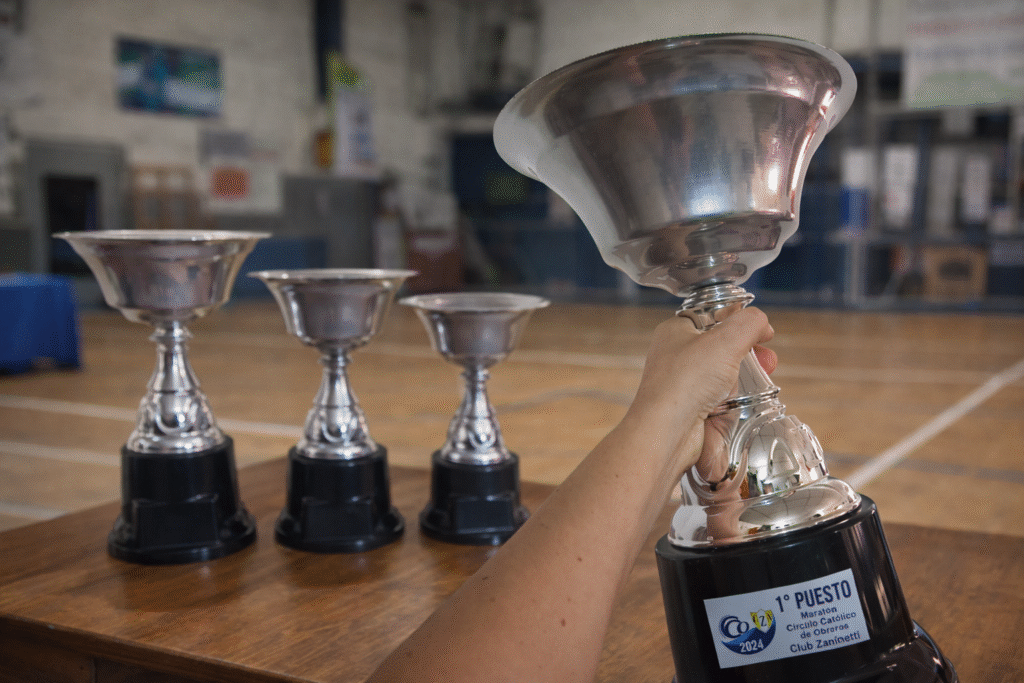 Trofeos personalizados para torneos de fútbol"
